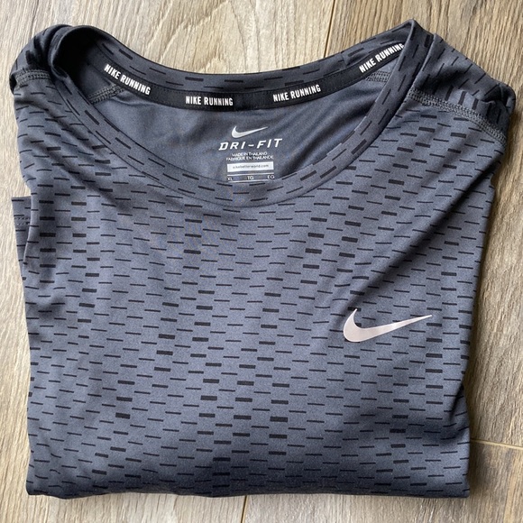 Nike Dri-Fit short sleeves running shirt - Picture 2 of 2